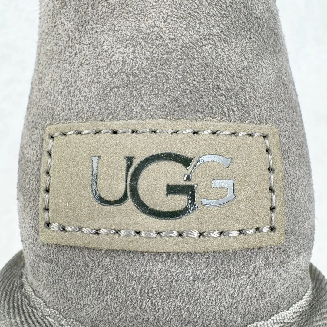 Pick up locally💰520 UGG 6222 Classic short-cut autumn and winter sheepskin and fur integrated snow boots. All shoes are made from the same factory as ZP. Longfeng A-grade Australian imported sheepskin and fur integrated men's and women's boots. Brand OEM production line. Fully follow the ZP process. OEM original pattern maker. Adhering to the principle of no original shoes and no development selection. Pay attention to every detail. The most authentic version on the market. TREADLITE "Light Wing" technology outsole. Lightweight/durable/flexible/pile size: 35 36 37 38 39 40 41 42 43 44 45 Coding: by2936070
